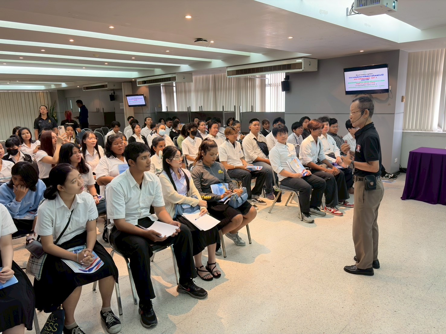 โครงการอบรมพัฒนาผู้เรียนด้านส่งเสริมประชาธิปไตยและการเป็นพลเมืองที่ดี สกร.ระดับเขตคลองเตย